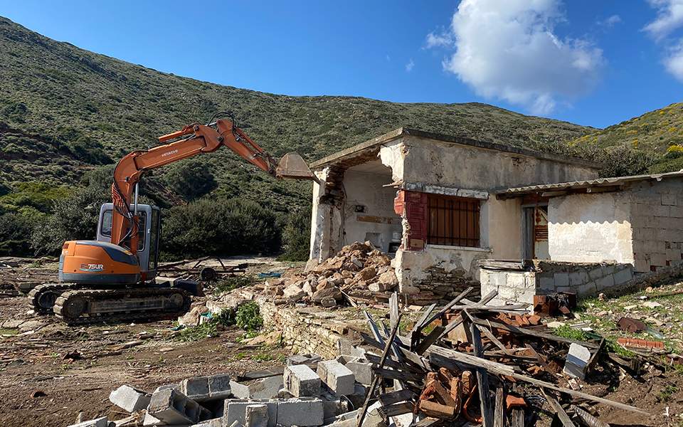 Άρχισαν να κατεδαφίζουν τα αυθαίρετα στη Μακρόνησο - Media