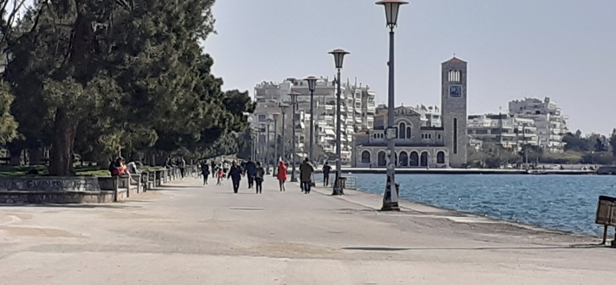 Βόλος: «Πλημμύρισε» από κόσμο η παραλία - Πρόστιμο και σε ψαροντουφεκά - Media