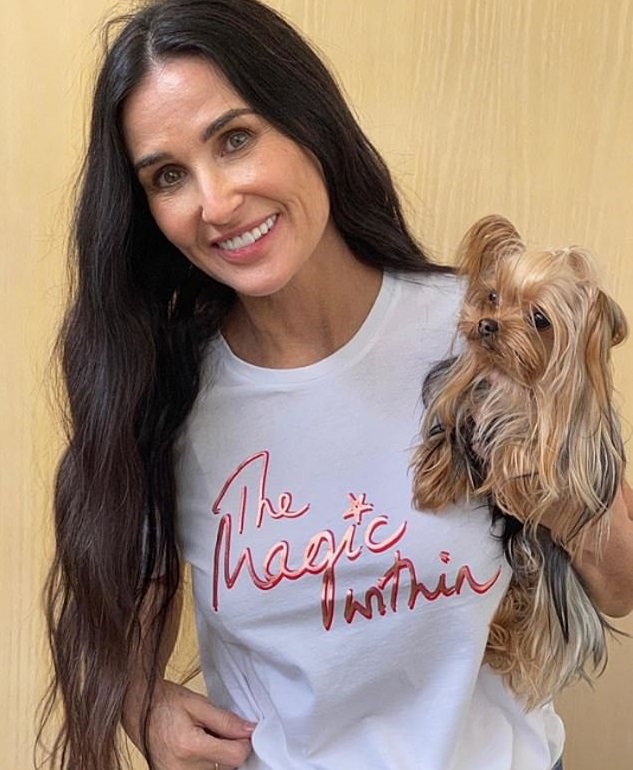 Η Ντέμι Μουρ φόρεσε τον… σκύλο της κι έβγαλε φωτογραφία (Photos) - Media