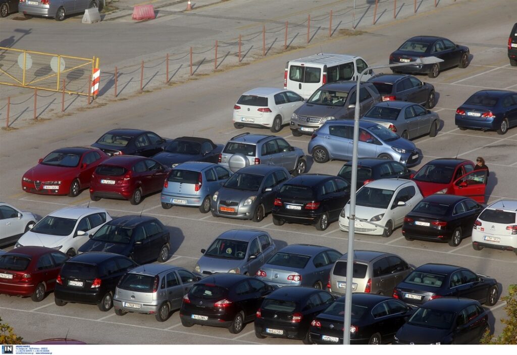 Θεσσαλονίκη: «Ρήμαζαν» Ι.Χ που ήταν σταθμευμένα σε πάρκινγκ – 11.500 ευρώ η λεία τους - Media