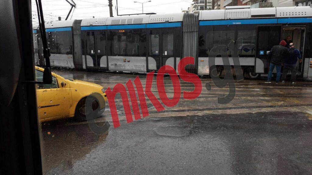 Έμεινε βαγόνι του τραμ στη μέση της Ποσειδώνος - Ουρές χιλιομέτρων στην παραλιακή  - Media