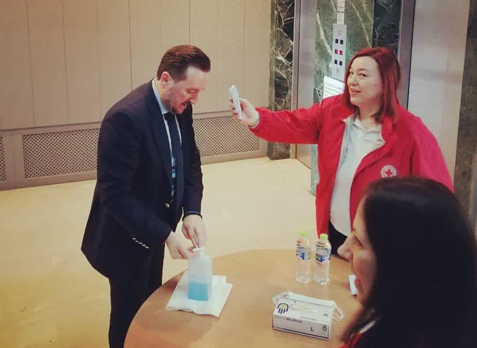 Κορωνοϊός: Δήμαρχος άρχισε τη... θερμομέτρηση, αλλά ο Τσιόδρας έχει αποφανθεί ότι 9 στις 10 φορές δεν πιάνει  (Photos) - Media