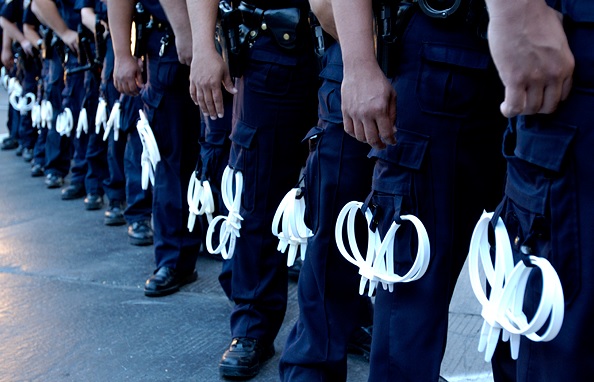 Ανατριχίλα: Εργαζόμενοι του δήμου Καλαμαριάς στέλνουν... πλαστικές χειροπέδες στην ΕΛΑΣ για να δένει τους πρόσφυγες! - Media