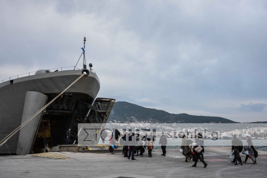 Λέσβος-αρματαγωγό: Έκλεισαν εβδομάδα 450 πρόσφυγες σε στρωματσάδα, με 3 χημικές τουαλέτες! (Photo/Video) - Media