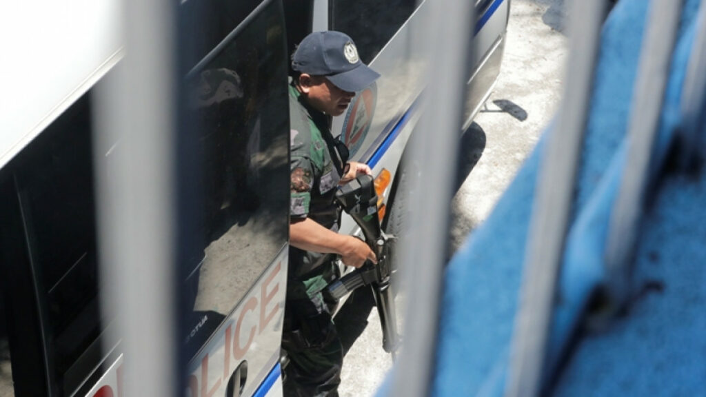 Συναγερμός στις Φιλιππίνες: Ένοπλος κρατά 30 ομήρους σε εμπορικό κέντρο  - Media