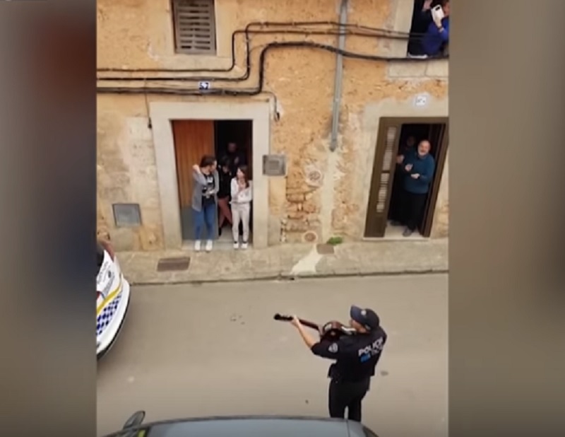 Μαγιόρκα: Αστυνομικοί τραγουδούν σε κατοίκους που είναι σε καραντίνα (Video) - Media