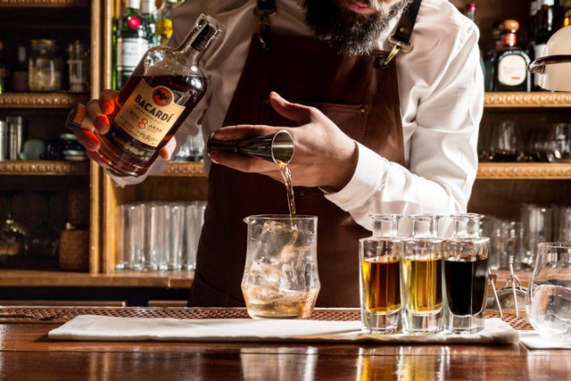 Κορωνοϊός: Κολοσσοί του αλκοόλ το «γύρισαν» στην παραγωγή αντισηπτικών - Media