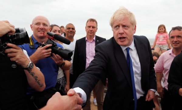 Βρετανία: Δεν πτοείται από τον κορονοϊο ο Μπόρις Τζόνσον - «Δεν θα σταματήσω τις χειραψίες» - Media