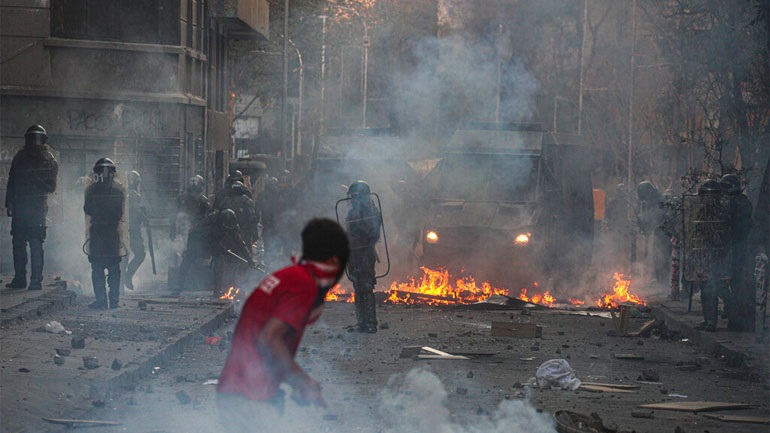 Χιλή: Επιστροφή στις άγριες συγκρούσεις αστυνομίας και διαδηλωτών (Videos) - Media