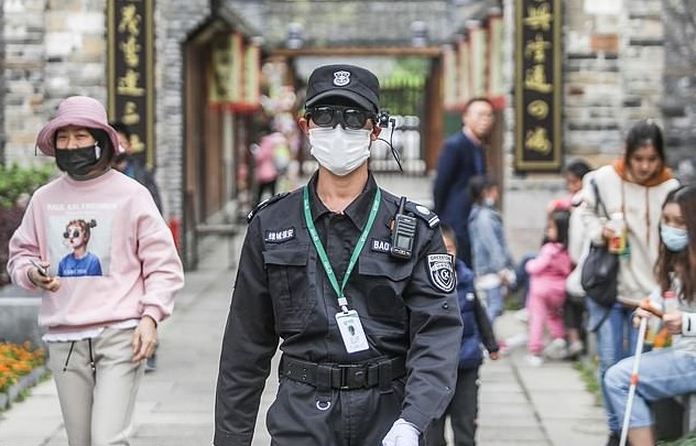 Κορωνοϊός: Αστυνομικοί φοράνε ειδικά γυαλιά και κυκλοφορούν στους δρόμους – Βλέπουν ποιος έχει πυρετό  - Media