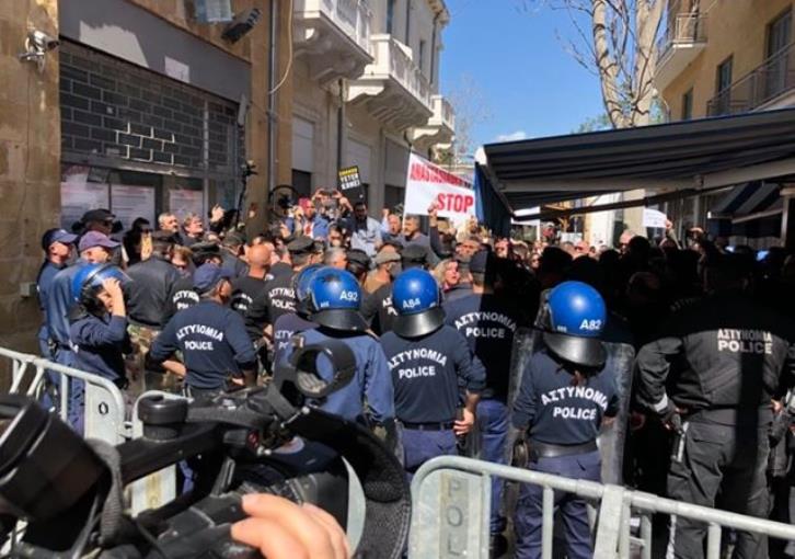 Κύπρος: Τέσσερις αστυνομικούς τραυμάτισαν Τουρκοκύπριοι διαδηλωτές στη Λήδρας - Media