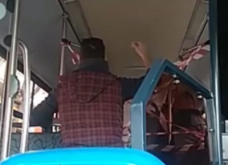 Οδηγός λεωφορείου κατσαδιάζει επιβάτες: «Είμαστε υγειονομική βόμβα, δεν μπαίνουμε για βόλτα» (Video) - Media