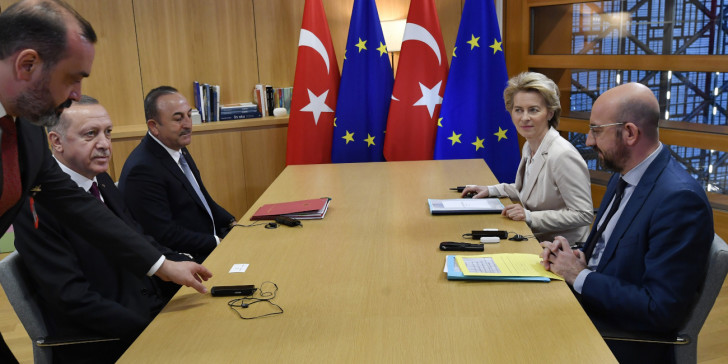 «Ανταλλάγματα» ζητά ο Τσαβούσογλου για προσφυγικό: Χαλάρωση καθεστώτος βίζας και τελωνειακή ένωση με ΕΕ - Media