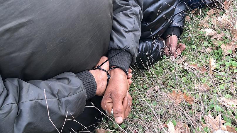 Έβρος: Συλλήψεις μεταναστών με τάι-ραπς on camera  - Media