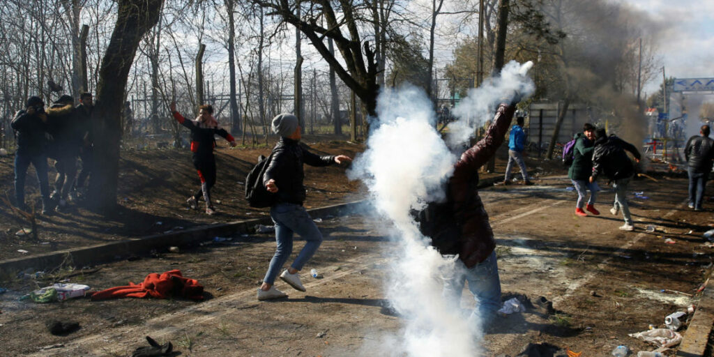 Νέα ένταση στον Έβρο: Με ρίψη νερού και χημικά απωθούν τους μετανάστες (Video)  - Media