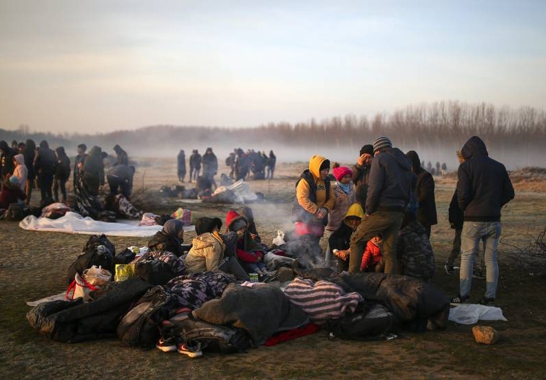 El Pais: Καταγγελίες ότι η ελληνική αστυνομία ληστεύει πρόσφυγες και τους επιστρέφει στην Τουρκία - Media