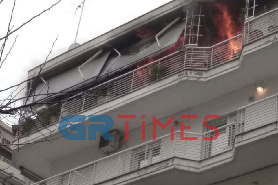 Μεγάλη φωτιά σε διαμέρισμα πέμπτου ορόφου στην Θεσσαλονίκη (video) - Media