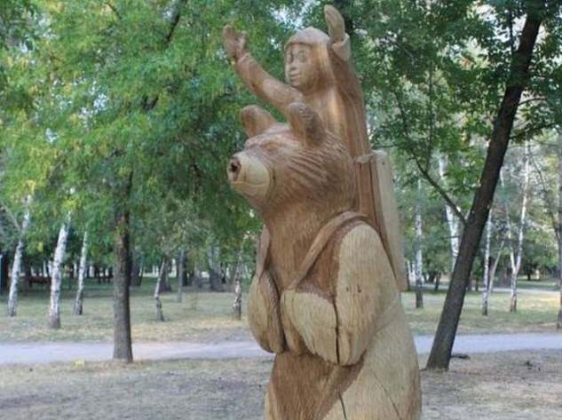 Τραγωδία σε παιδική χαρά: Ξύλινο άγαλμα καταπλάκωσε 10χρονο κοριτσάκι (Photos)  - Media