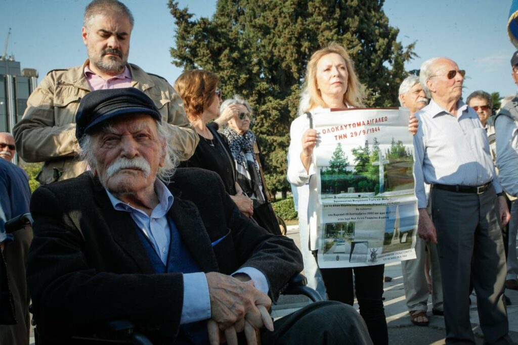 Μανώλης Γλέζος: Σε στενό κύκλο η κηδεία του - Το μήνυμα της οικογένειας - Media