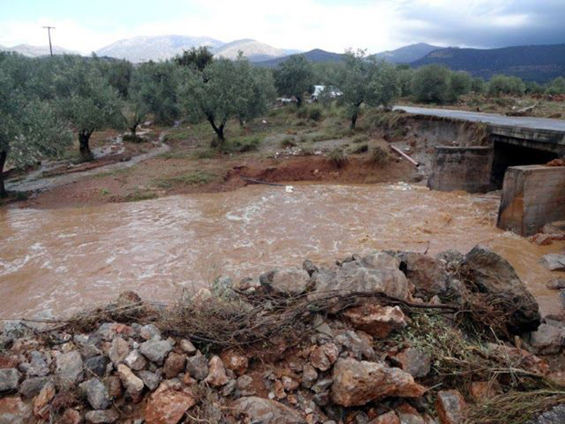 «Φούσκωσε» ο χείμαρρος στον Αλμυρό – Αποκλείστηκε ο φύλακας - Media