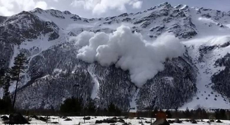Xιονοστιβάδα έθαψε χιονοδρομικό κέντρο στη Ρωσία - Τρεις οι νεκροί - Media