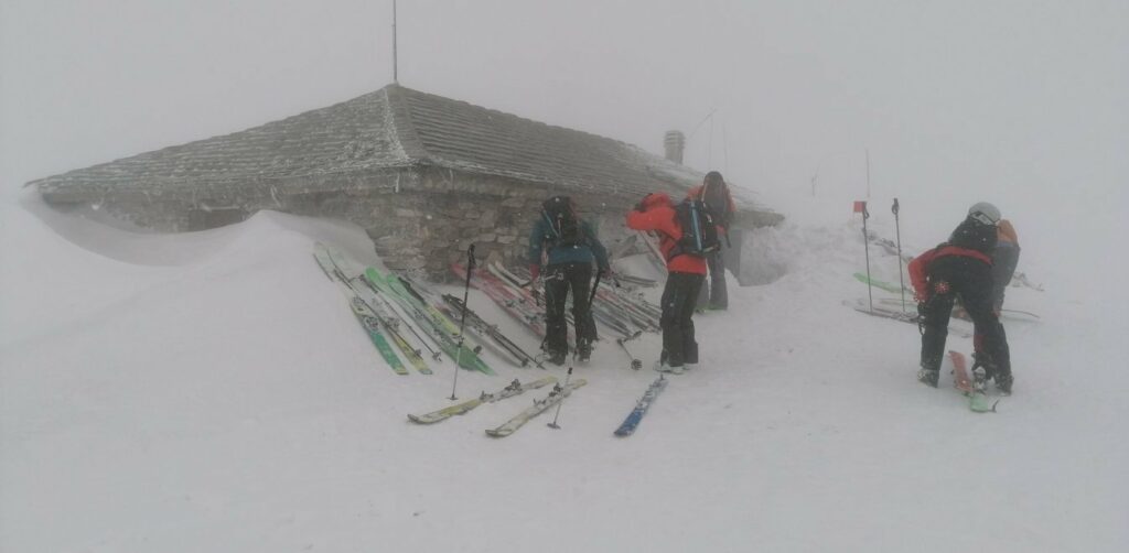 Σε χιονοθύελλα έπεσε ορειβατική αποστολή στον Όλυμπο (Photos) - Media