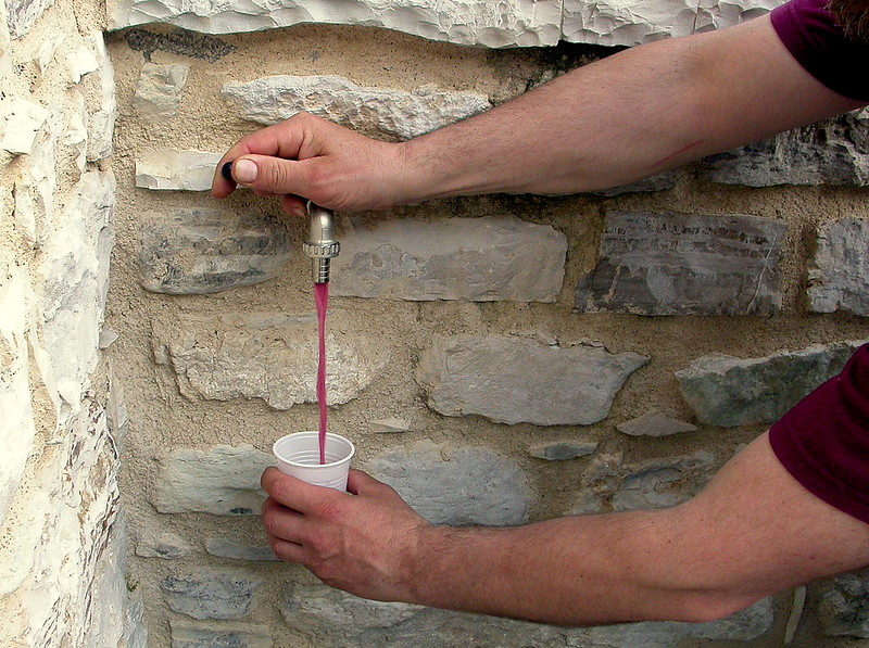 Ιταλία: «Τρελάθηκαν» οι βρύσες, ανάβλυζαν... ροζέ κρασί - Η επική γκάφα τοπικού οινοποιείου (Videos) - Media