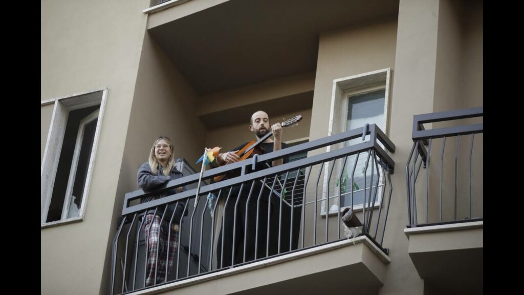 Οι Ιταλοί συνεχίζουν να τραγουδούν από τα μπαλκόνια τους (Photo) - Media