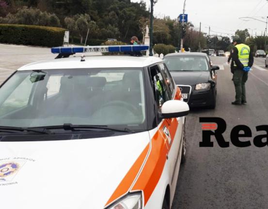 Κορωνοϊός-Απαγόρευση κυκλοφορίας: Οδηγός έσκισε το πρόστιμο μπροστά στους δημοτικούς αστυνομικούς - Media