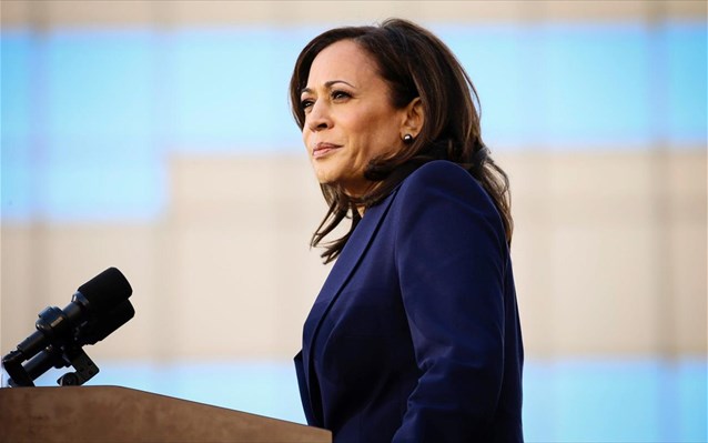 Η πρώτη γυναίκα αντιπρόεδρος των ΗΠΑ απέτισε φόρο τιμής στις «γενιές των γυναικών» που «άνοιξαν το δρόμο» γι 