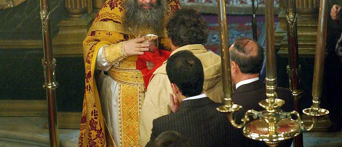 Έρευνα από την Αρχιεπισκοπή Αθηνών για τις φωτογραφίες που δείχνουν ιερέα στο Κουκάκι να προσφέρει τη Θεία Κοινωνία - Media