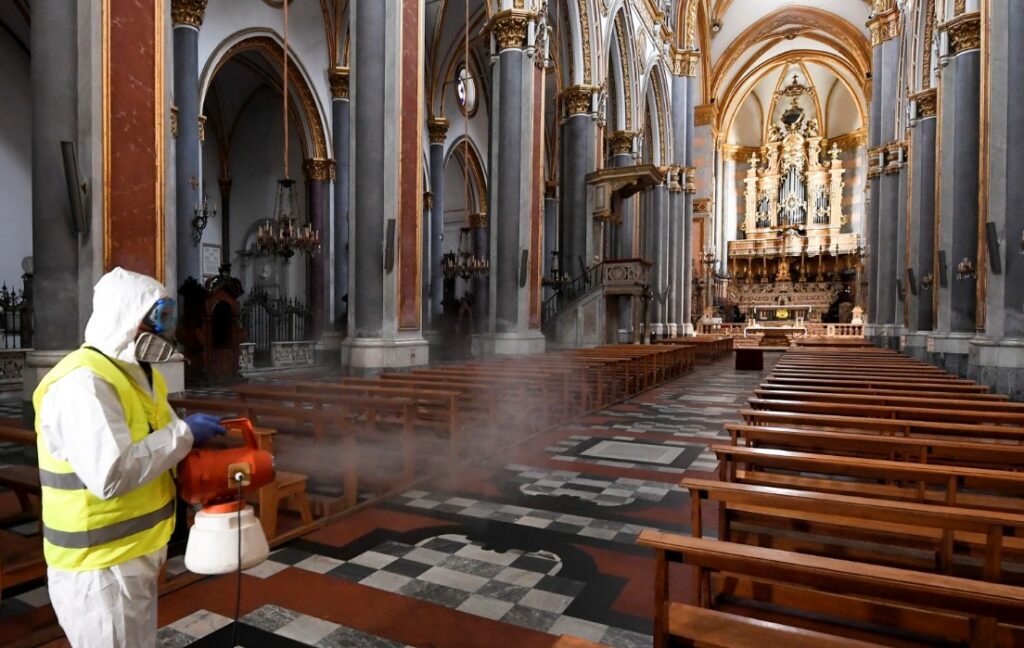 Καθολική Εκκλησία: Σκληρά μέτρα κατά του κορωνοϊού - «Μην φιλάτε αγάλματα, να περιορίσουμε τον ιό»  - Media