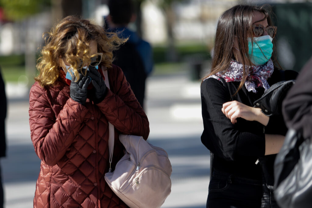 Koρωνοϊός: Αργά αλλά σταθερά αυξάνονται οι ασθενείς  - Γιατί ανησυχούν τους ειδικούς τα 10 «ορφανά» κρούσματα - Media