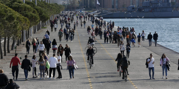 Κορωνοϊός: Αμετανόητοι στη Θεσσαλονίκη, ξανά κοσμοπλημμύρα στο παραλιακό μέτωπο - Media