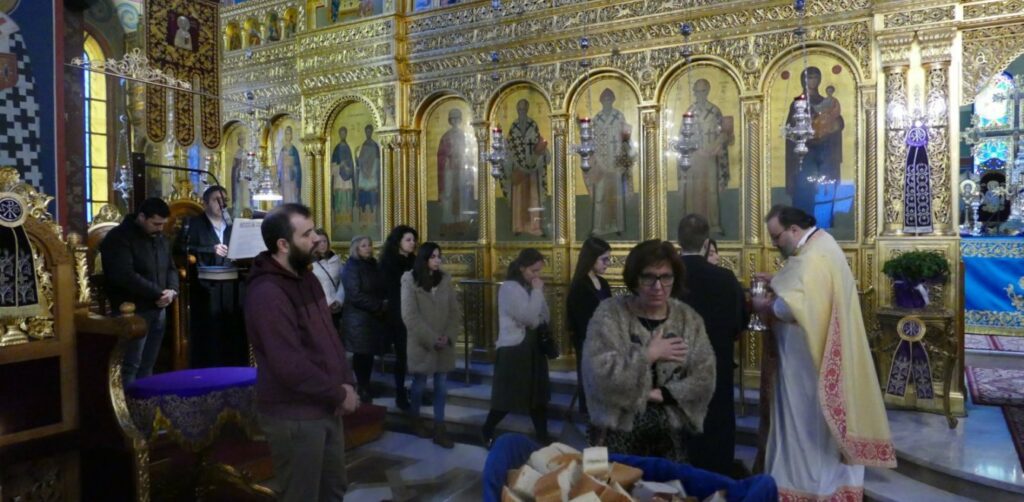 «Κοινώνησα - Τι να φοβηθώ; Δεν θα πάθουμε τίποτα μέσα στην Εκκλησία» - Τι δήλωσαν Λαρισαίοι που πήγαν σήμερα στην εκκλησία (Video)  - Media