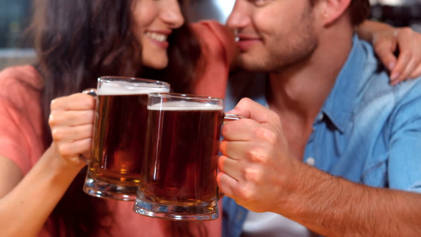 Γυναίκα που έπινε ποτό με κάποιον κατάλαβε πως κάτι της έριξε στο ποτήρι και τα άλλαξε - Ο δράστης ήπιε το ποτό και σωριάστηκε κάτω (Photos)  - Media