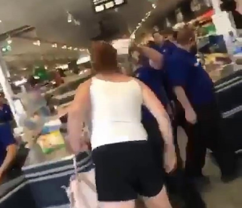 Απίστευτο βίντεο: Έξαλλη πελάτισσα σε σούπερ μάρκετ, φωνάζει και βρίζει τους υπαλλήλους και στο τέλος βήχει επιδεικτικά στο πρόσωπο τους (Video) - Media