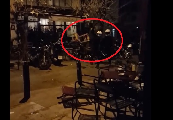 Εξάρχεια: Αστυνομικοί της νέας ΔΕΛΤΑ σπάνε τζάμι καταστήματος και πετούν καρέκλες (Videos) - Media