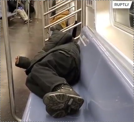 Νέα Υόρκη: Άστεγοι κοιμούνται στα βαγόνια του μετρό ενώ ο κορονοϊός «θερίζει» (Video) - Media