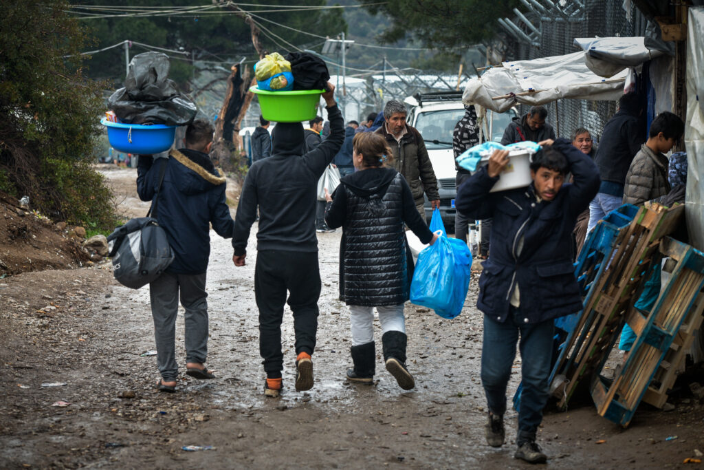 Mόρια: Τραγικές εικόνες από τη «φαβέλα» που έχουν στήσει χιλιάδες πρόσφυγες έξω από το camp (Photos) - Media