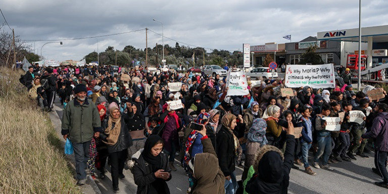 Νέα πορεία προσφύγων και μεταναστών στη Μόρια - Media