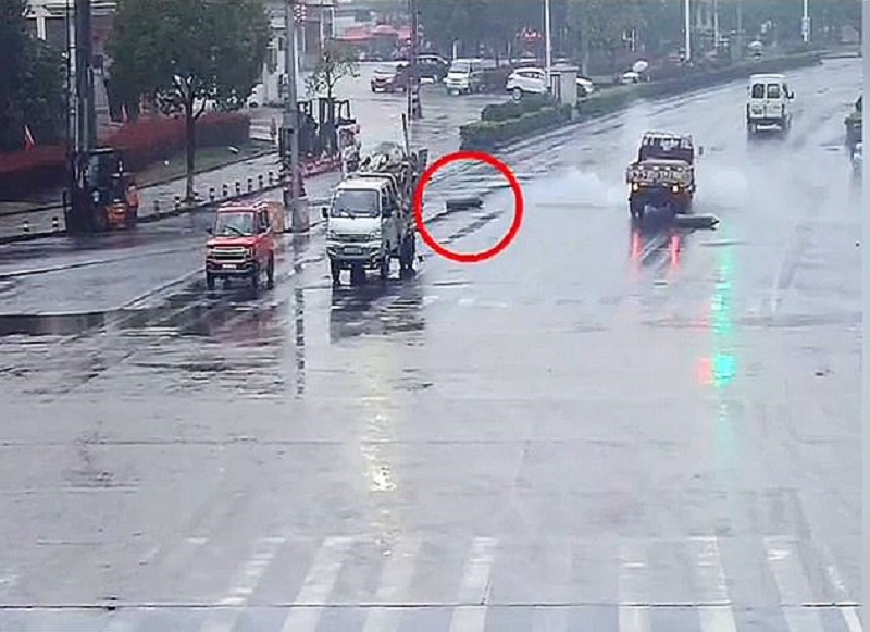 Απίστευτο βίντεο: Φιάλη οξυγόνου πέφτει από φορτηγό, σκάει στην άσφαλτο και γίνεται ρουκέτα που χτυπάει μοτοσυκλέτα (Video) - Media