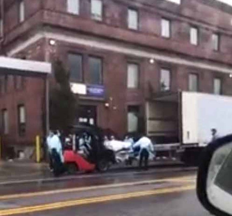 Βίντεο που κόβει την ανάσα: Φορτώνουν σε φορτηγό ψυγείο, νεκρούς ανθρώπους από κορωνοϊό (Video) - Media