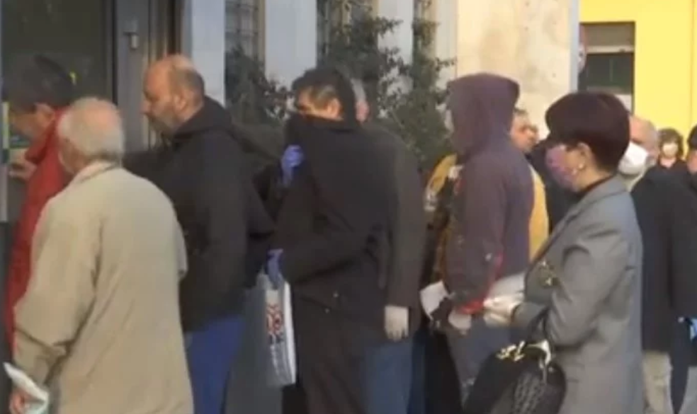 Koρωνοϊός-τράπεζες: Ηλικιωμένοι «αγκαλιάζονται» στην ουρά έξω από κατάστημα! (Video) - Media