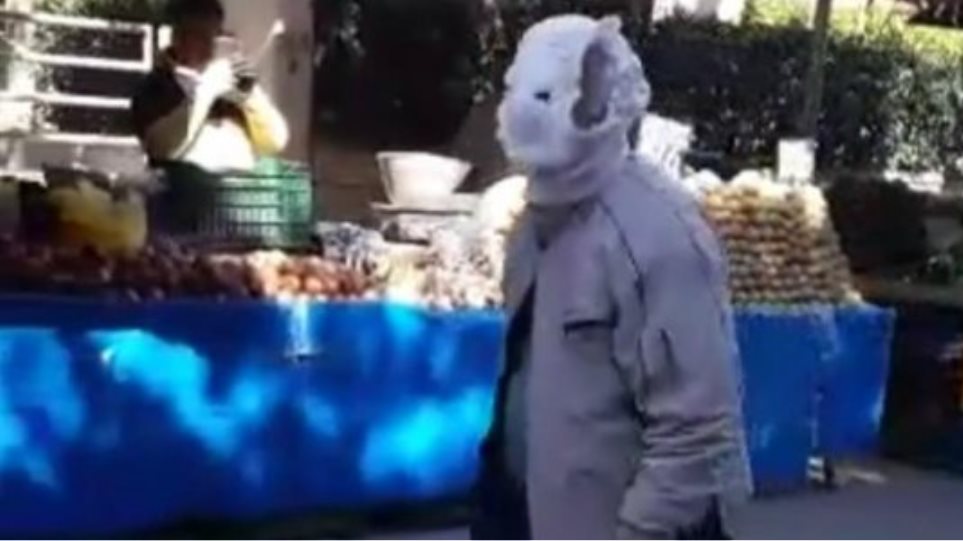 Αφού δεν είχε μάσκα φόρεσε πάνα… βρακάκι στο κεφάλι και βγήκε για ψώνια στη λαϊκή  - Media