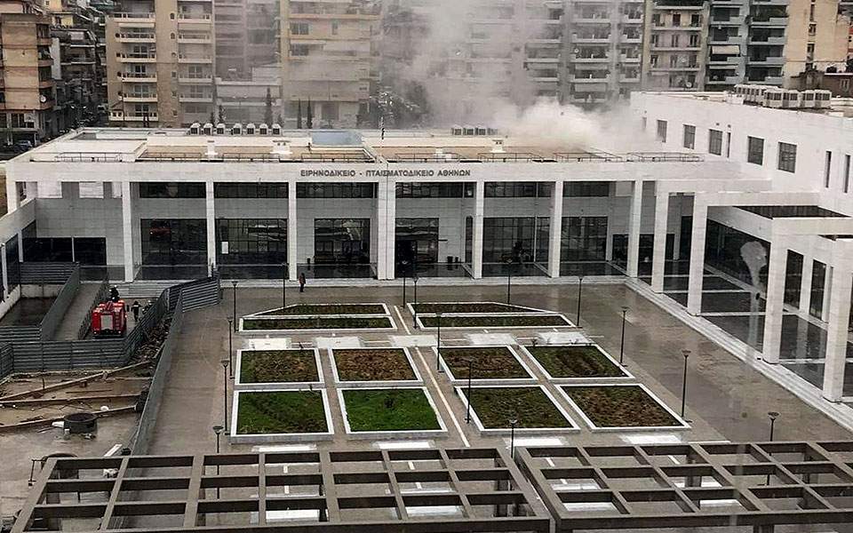 Υπό έλεγχο η φωτιά στο Ειρηνοδικείο Αθηνών - Media