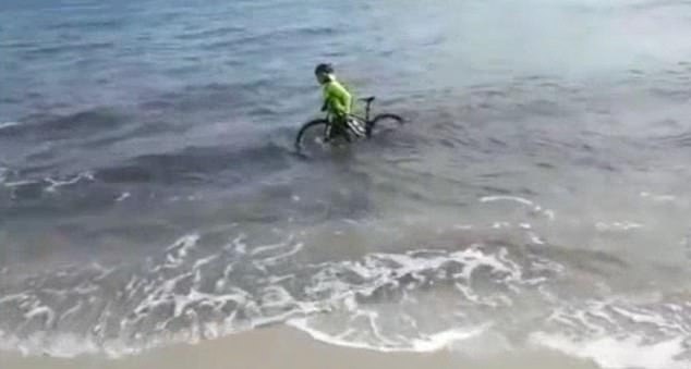 Ποδηλάτης βούτηξε στη θάλασσα για να μη φάει πρόστιμο λόγω κορωνοϊού (Video) - Media