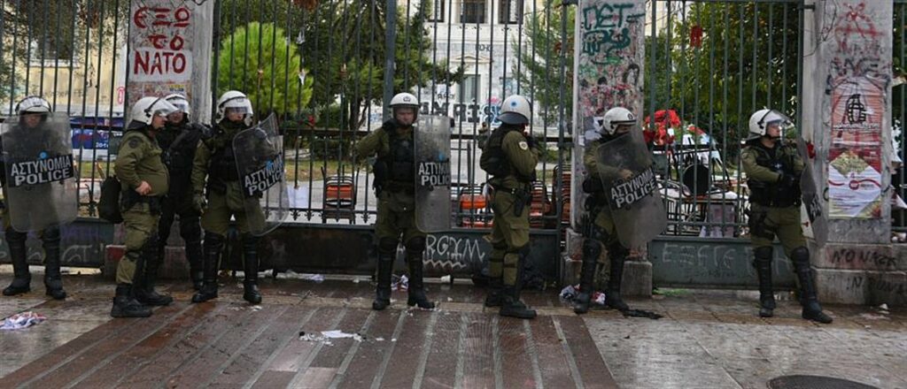 Πολυτεχνείο: Επιχείρηση της ΕΛ.ΑΣ. στην αίθουσα Γκίνη  - Media