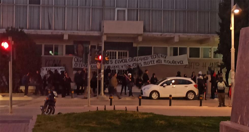 Ρέθυμνο: Σοβαρός τραυματισμός στο κεφάλι 22χρονης αντιφασίστριας από τα ΜΑΤ (Photos) - Media