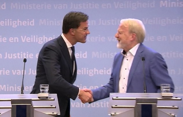 Κορωνοϊός: Ο πρωθυπουργός της Ολλανδίας σε λόγο του είπε να μην κάνουμε χειραψίες και αμέσως μετά έσφιξε το χέρι κάποιου άνδρα (Video) - Media